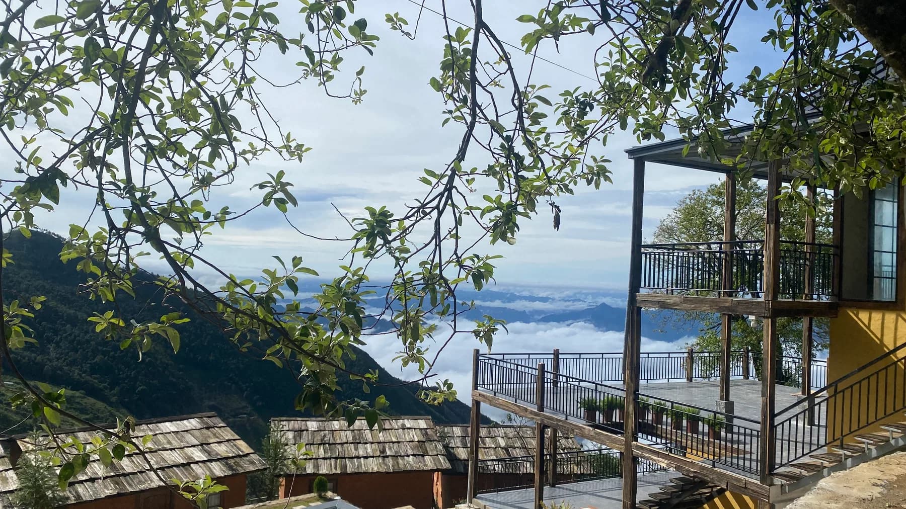 Biển mây phía sau mái nhà và sân ngắm cảnh của Chillout Village