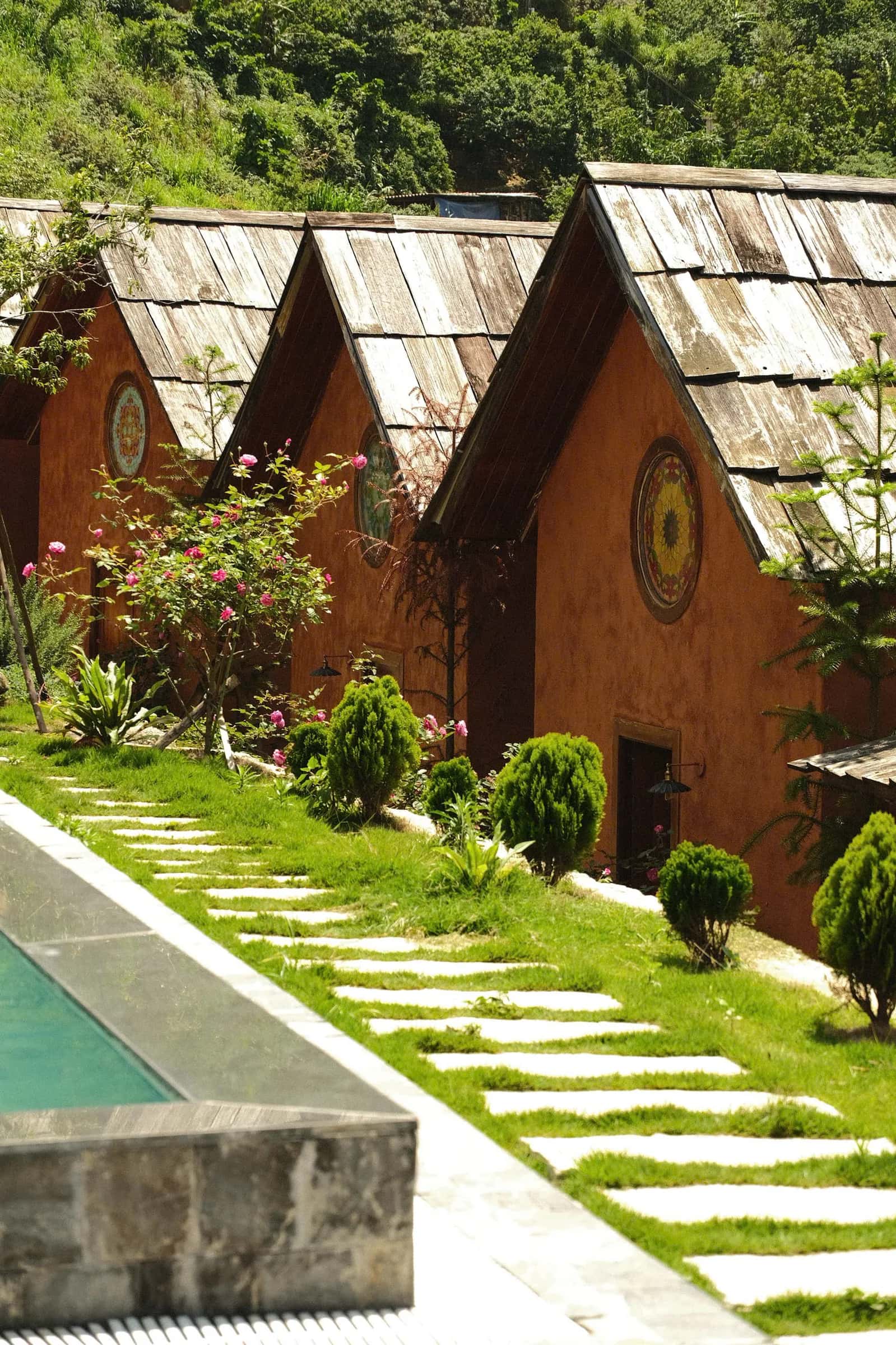 Dãy bungalow mái gỗ bên hồ bơi tràn bờ tại Chillout Village